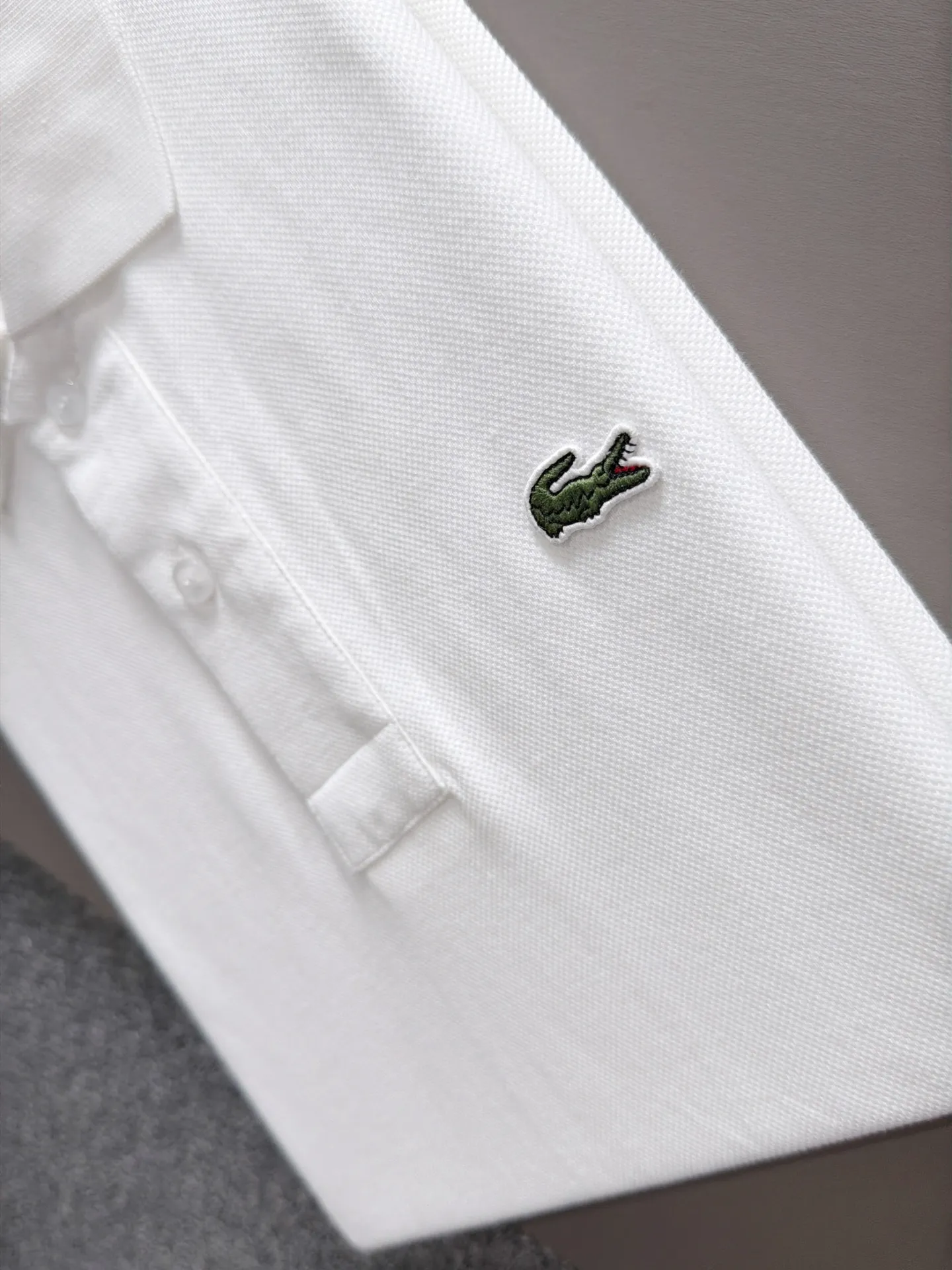 French Crocodile 2026 Spring and Summer Official Website Synchronization The Newest Arrival Style Classic Versatile Business Casual Polo Neck T-shirt Made of imported beaded cotton fabric, comfortable and breathable, with delicate texture and super soft skin-friendly touch! Lapel design, absolutely crisp and handsome fit! The sewing process with this density is absolutely meticulous in handling details! Skin-friendly and smooth to the touch, it is a perfect combination of comfort and breathability! The fabric properties are all excellent! Full of high-end feel! Simple and elegant design, Versatile is extremely wearable! All three standards! It is highly recommended to buy it, and you will never see a style like this outside! On sale on the official website! Size:M-2XL​